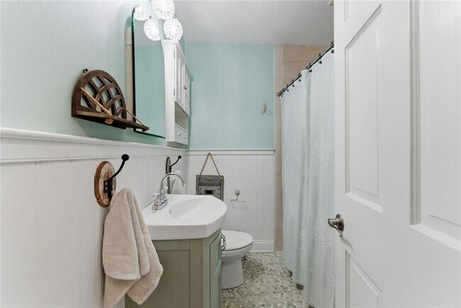 Building Photo - 302 Hascall Rd NW