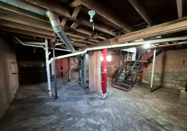 Building Photo - FOR RENT- Beautifully Updated Home Near Golf Course on 4th! Pets ok!!