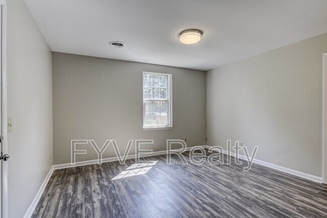 Building Photo - 705 Stockell St