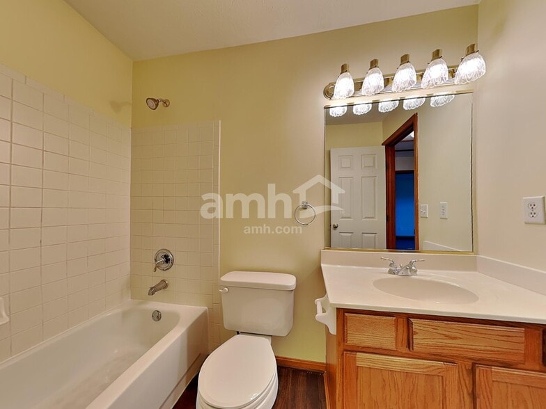 Building Photo - 6088 Lakewood Dr