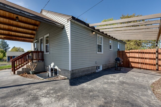 Building Photo - Shadle Park 3 Bedroom 2 Bath Home near Gar...