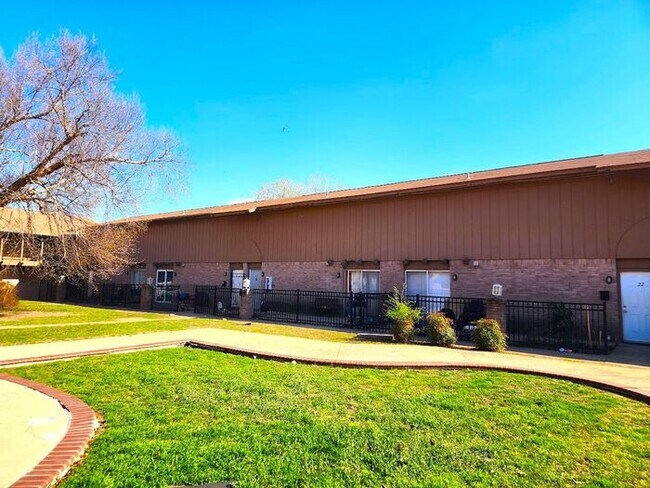 Building Photo - 2 Bedroom 1.5 Bath Apt at the Monterey Squ...