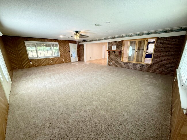 Building Photo - Milton / Pace - 3 bedroom, 2 bathroom