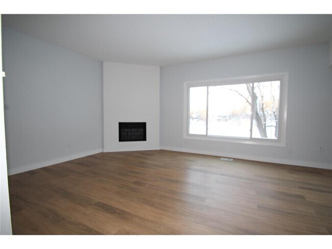 Building Photo - 5545 Shorewood Ln