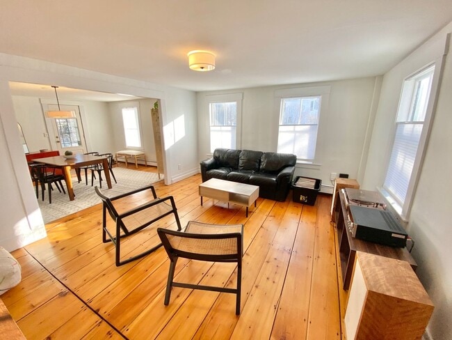 Building Photo - 3 Bedroom House Colchester Available 8/15