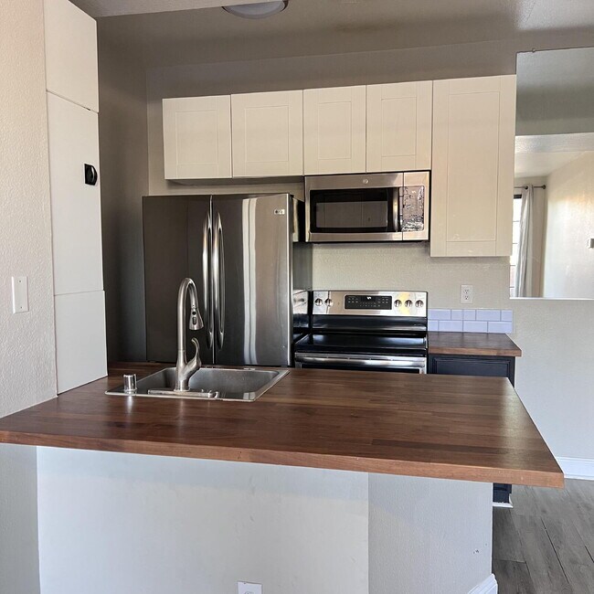 Building Photo - 2 Bed, 2 Bath condo, ground floor unit