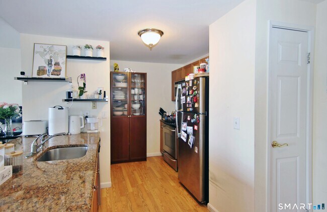 Building Photo - 300 Broad St