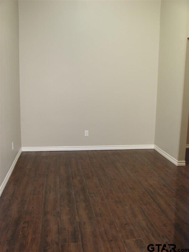 Building Photo - 423 Top Hill Dr