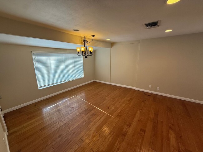 Building Photo - Charming 3-Bedroom Home for Rent in La Cre...