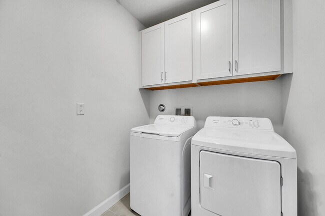 Building Photo - 3443 Cedar Grv Dr