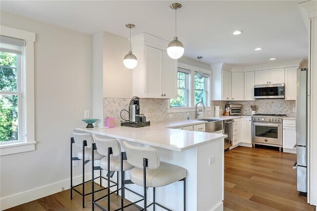 Building Photo - 137 Rosebriar Ave