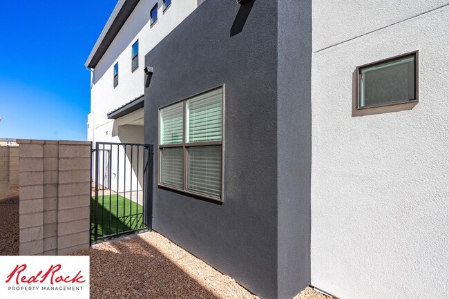 Building Photo - Stand Alone Home In Desert Color