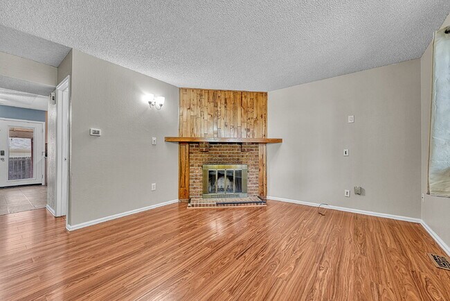 Building Photo - $2,350.00, 2-bed, 2.5-bath townhouse in th...