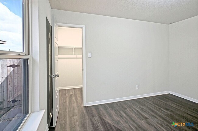 Building Photo - 2973 Greenbriar Rd