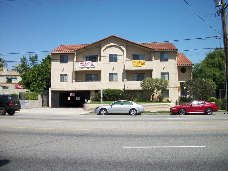 Primary Photo - 6924 Woodman Ave