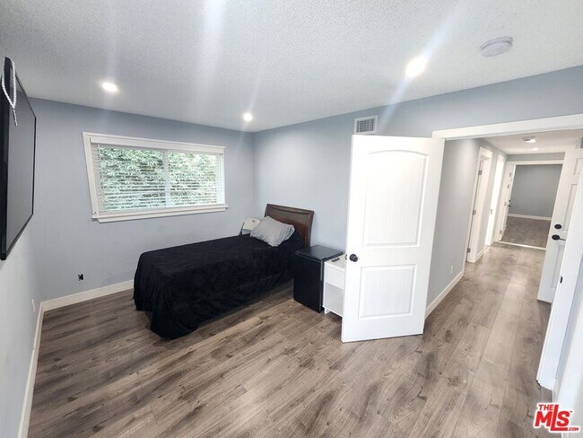 Building Photo - 11665 Babbitt Ave