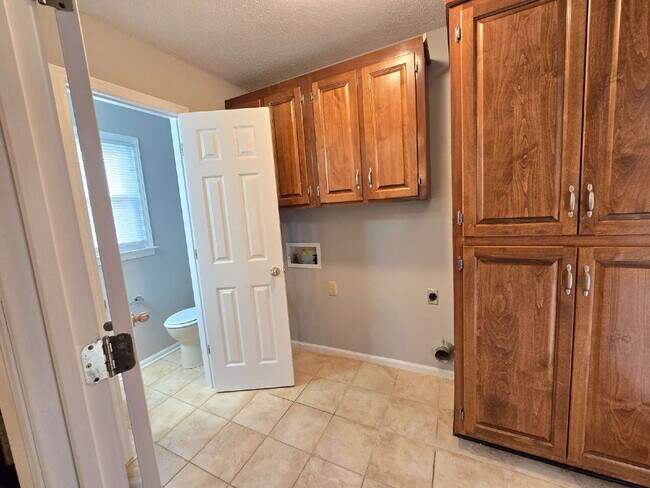 Building Photo - 991 Haggard Dr