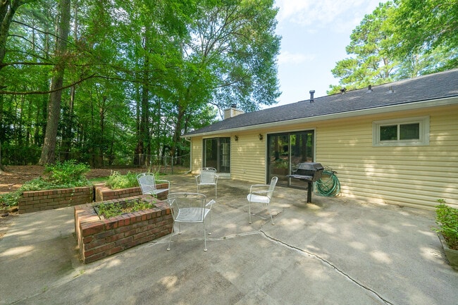 Building Photo - 170 Cedar Trce