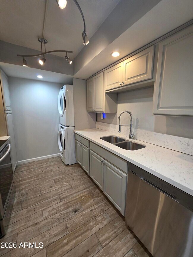 Building Photo - 10444 N 69th St