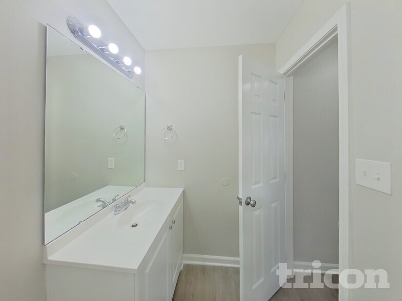 Building Photo - 5130 Daffodil Ln