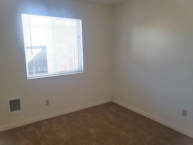 Building Photo - Updated Four-Plex in SE Portland with Fenc...