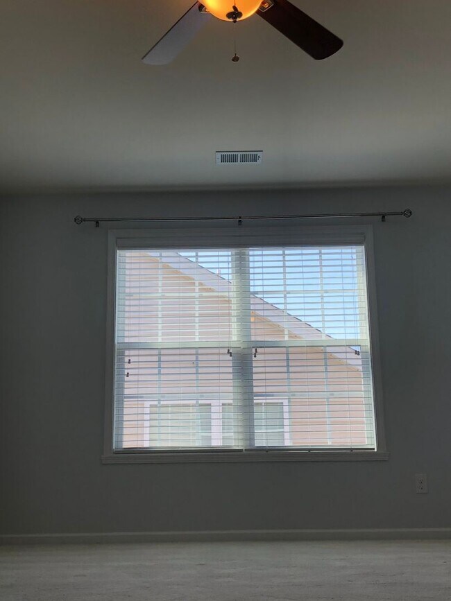 Building Photo - Stunning 3 bedroom, 2 1/2 bath 2 story home