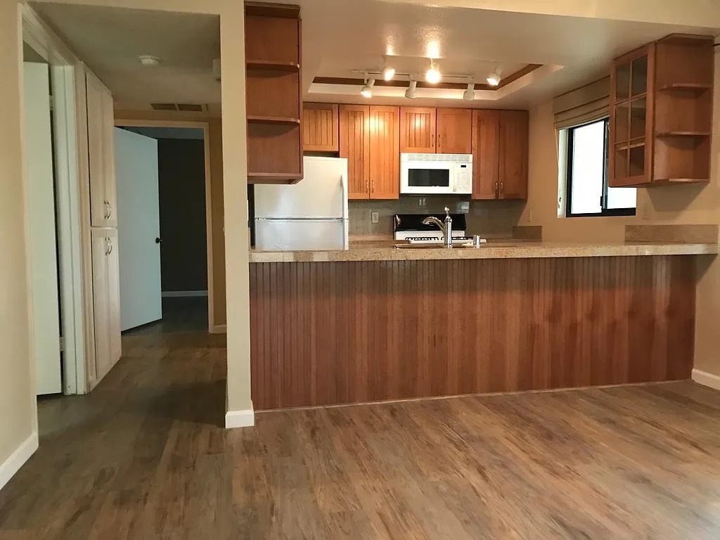 Kitchen with bar seating - 4800 Sawyer Ave