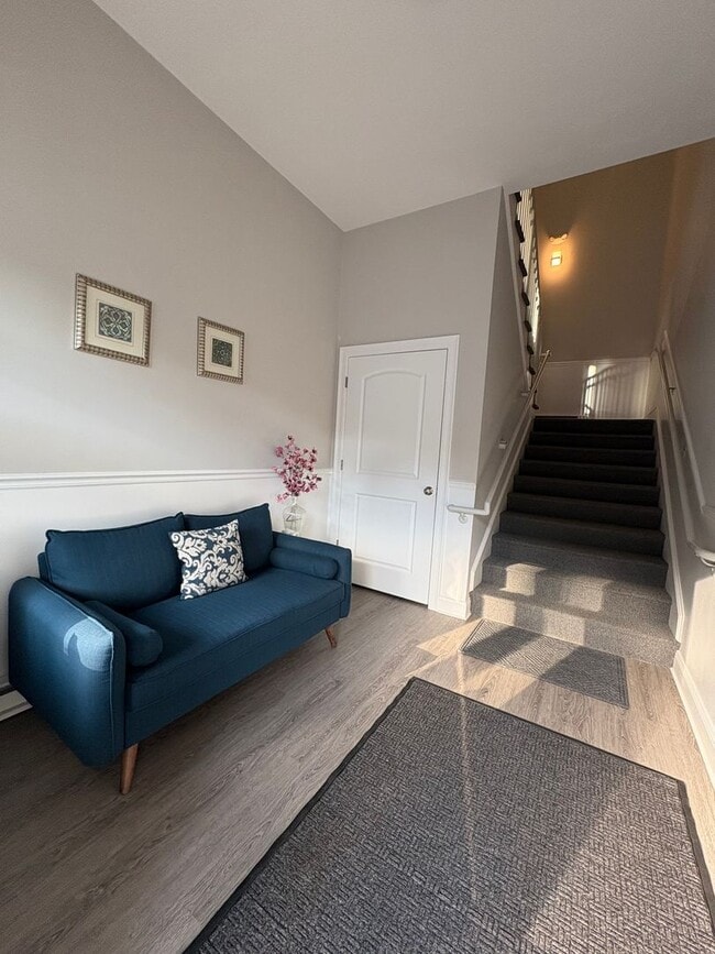 Building Photo - Bright, Spacious 2 bedroom condo in prime ...