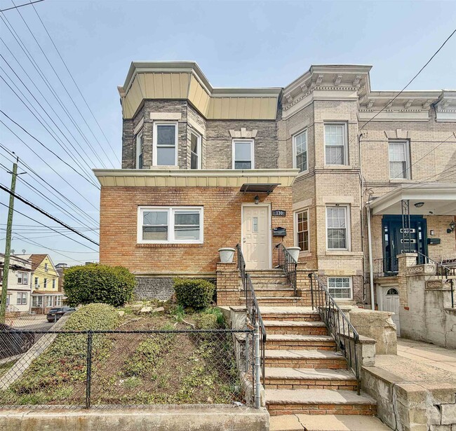 Building Photo - 130 Beach St