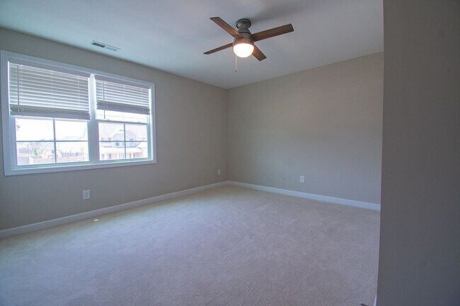 Building Photo - Available July 1! 4 Bedroom 2.5 Bathroom