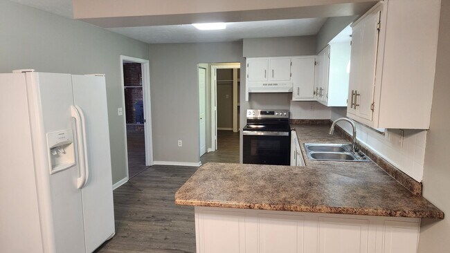 Building Photo - Large Brick Ranch near Cherokee Lake