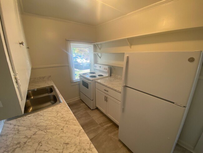 Building Photo - Great 2BR/1B Apartment in Historical House!