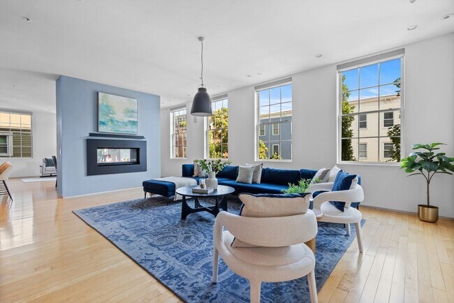 Building Photo - 618 E 2nd St