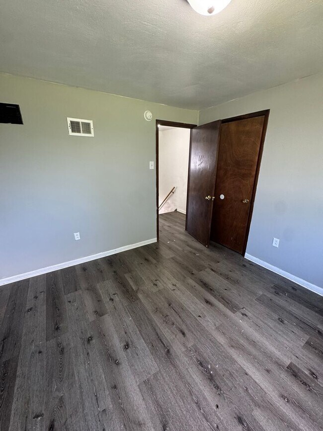 Building Photo - 2-Bedroom 1-Bathroom townhouse in McKeesport!