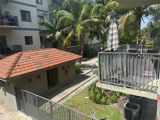 Building Photo - 2851 Riverside Dr