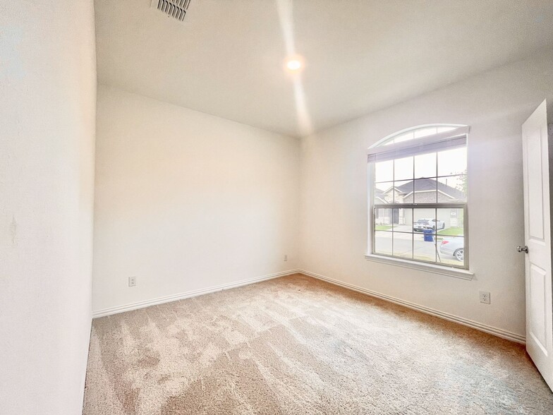 Building Photo - 1217 Sassafras Dr