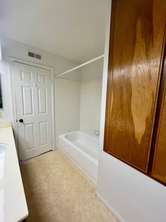 Building Photo - HUGE 2BD/2BA CLAIREMONT CONDO W/ 2 CAR GARAGE - ONLY $3,295/MONTH
