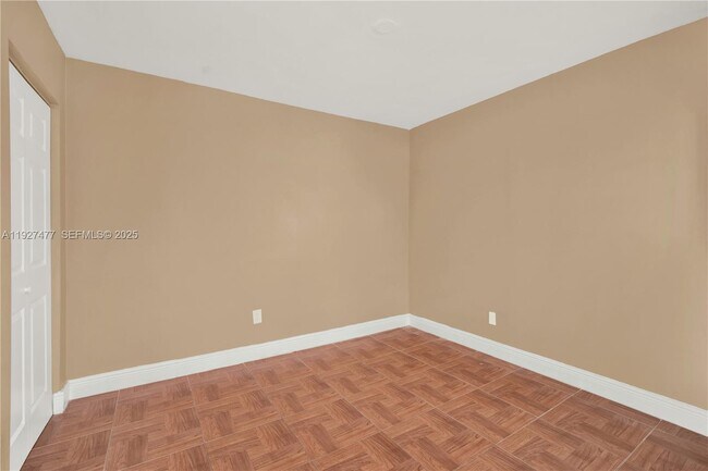 Building Photo - 1340 Lincoln Rd