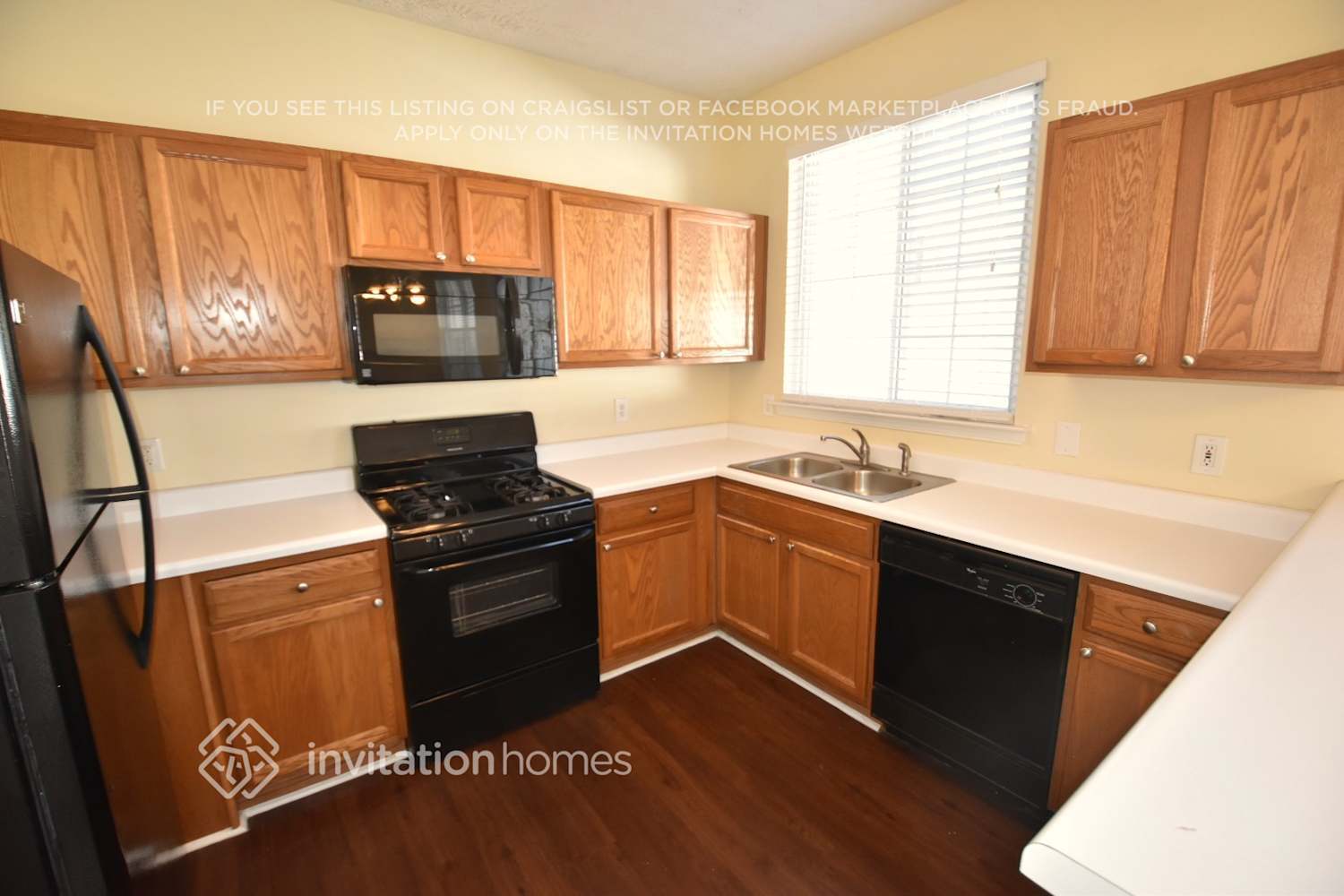 Building Photo - 202 W Oaks Pl