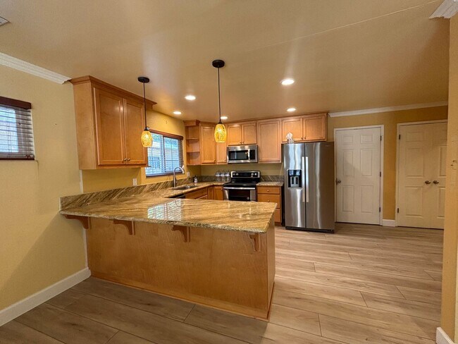 Building Photo - 401 Klamath Dr