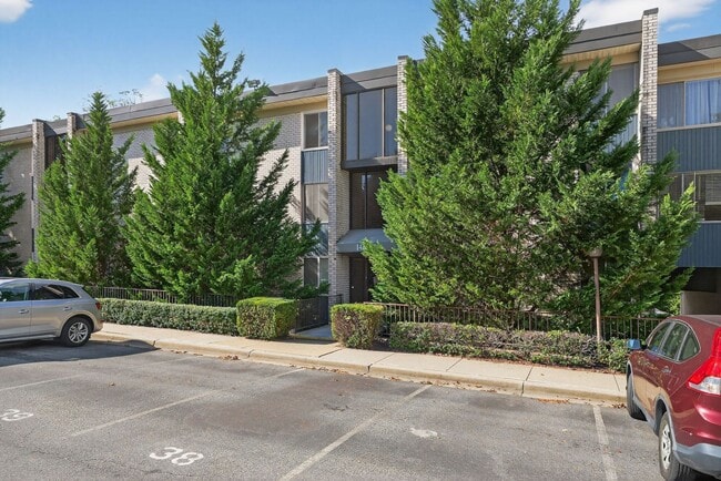 Building Photo - 2 bed 1 bath condo for rent in Rockville