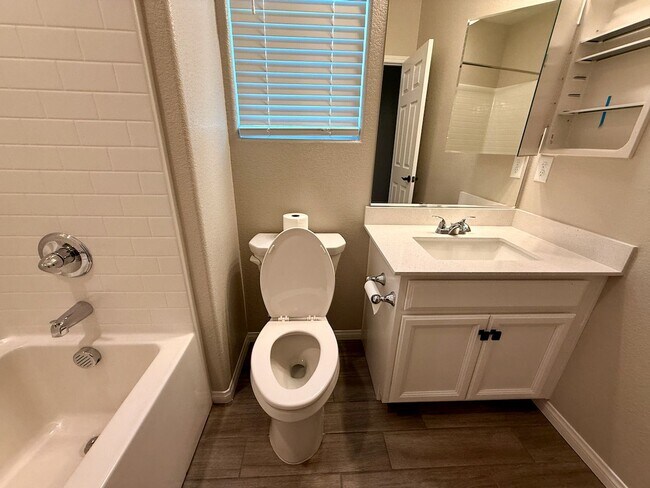 Building Photo - 3 BED 2.5 BATH 2 CAR GARAGE MODERN TOWNHOM...