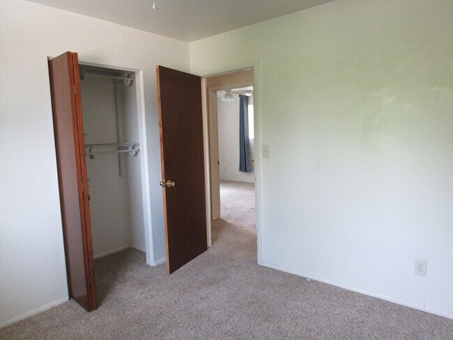 Building Photo - Spacious Bi Level home backing to open space