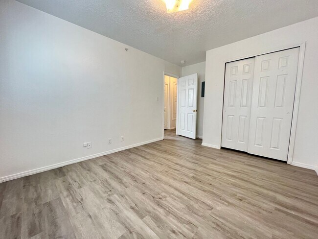 Building Photo - 1038 Palomas Dr SE