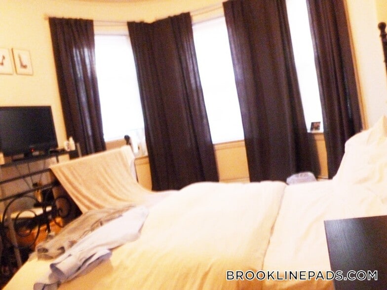 Building Photo - 208 Winthrop Rd