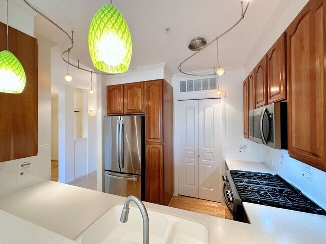 Building Photo - 2Bd/1.75Ba Kirkland Condo