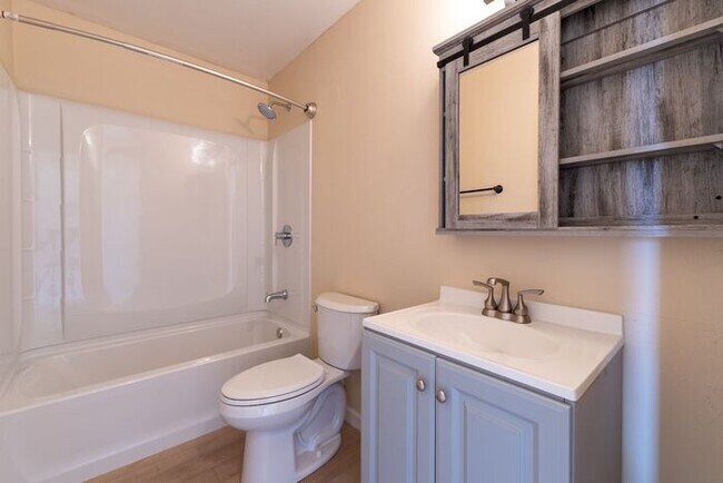 Building Photo - Newly Remodeled 2 bedroom 1 bathroom Seaside Apartment!