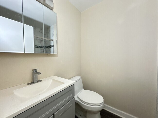 Building Photo - 3825 N Pine Grove Ave