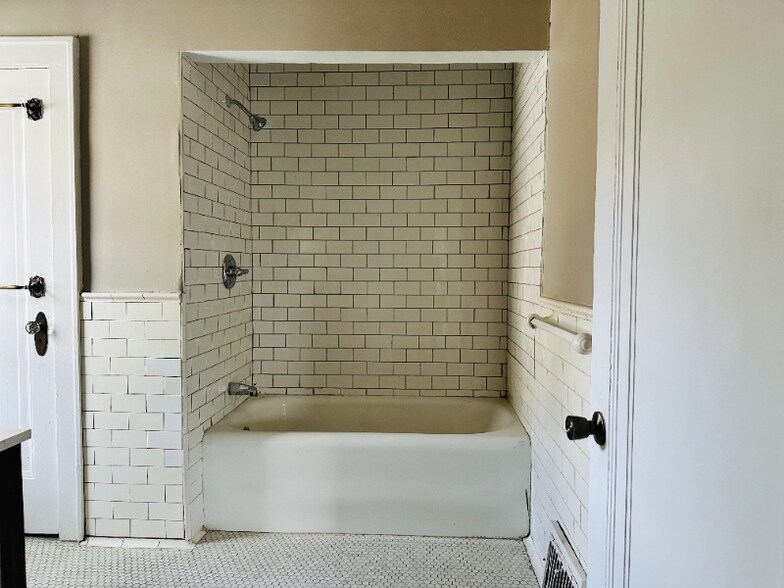 Building Photo - 839 N Howard St