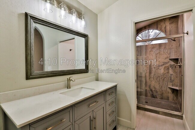 Building Photo - 4230 E Woodland Dr